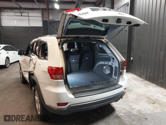 2013 Jeep Grand Cherokee Laredo with VIN 1C4RJFAG9DC532919, listed as a IAAI auction lot 40918828 with 140,093 mi miles. Bid and sale history available at carsss.com. Image 3.