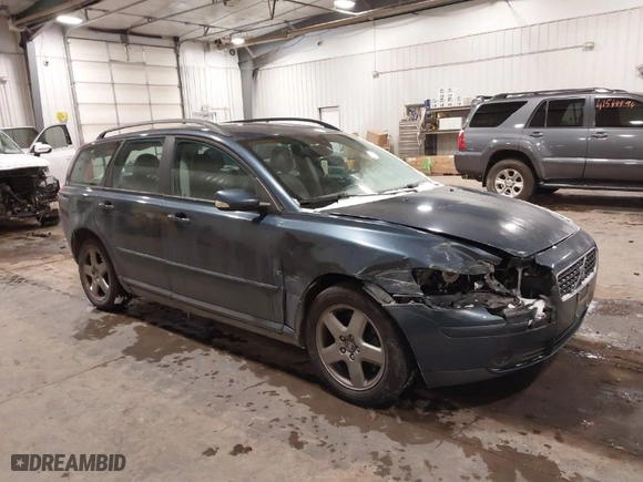 2005 Volvo V50 with VIN YV1MJ682852096117, listed as a IAAI auction lot 41532856 with 122,262 mi miles. Bid and sale history available at carsss.com. Image 1.