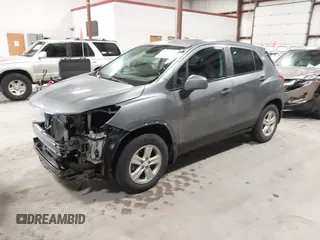 2020 Chevrolet Trax LS z VIN 3GNCJNSB8LL183510, wystawiony jako IAAI lot #42198485 z przebiegiem 115 502 mil mil oraz . Historia ofert i sprzedaży dostępna na DreamBid. Obrazek 18.