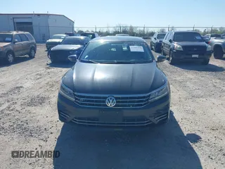 2017 Volkswagen Passat R-Line z VIN 1VWDT7A31HC050245, wystawiony jako IAAI lot #41981476 z przebiegiem 114 246 mil mil oraz . Historia ofert i sprzedaży dostępna na DreamBid. Obrazek 12.