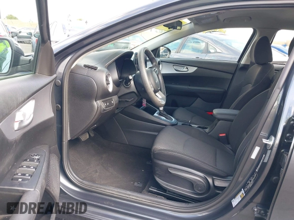 2023 Kia Forte LXS z VIN 3KPF24AD6PE578103, wystawiony jako IAAI lot #42131745 z przebiegiem 42 003 mil mil oraz . Historia ofert i sprzedaży dostępna na DreamBid. Obrazek 5.