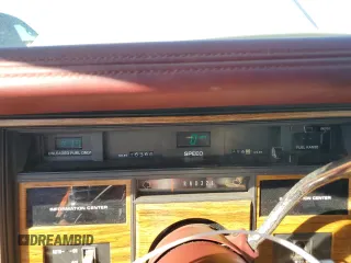 1984 Cadillac Seville z VIN 1G6AS6984EE826325, wystawiony jako Copart lot #77209864 z przebiegiem 26 366 mil mil oraz Tytuł czysty. Historia ofert i sprzedaży dostępna na DreamBid. Obrazek 9.