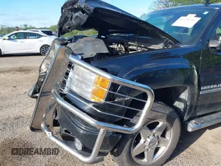 2013 GMC Sierra 2500HD Denali z VIN 1GT125E81DF112691, wystawiony jako IAAI lot #42220356 z przebiegiem 173 260 mil mil oraz . Historia ofert i sprzedaży dostępna na DreamBid. Obrazek 17.