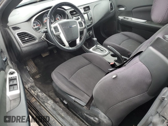 2013 Chrysler 200 Touring z VIN 1C3BCBEG3DN508705, wystawiony jako Copart lot #58216515 z przebiegiem 83 154 mil mil oraz Czysty tytuł • Clean title. Historia ofert i sprzedaży dostępna na DreamBid. Obrazek 8.
