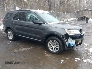 2018 Ford Explorer XLT z VIN 1FM5K8D88JGB15948, wystawiony jako IAAI lot #41564013 z przebiegiem 77 640 mil mil oraz . Historia ofert i sprzedaży dostępna na DreamBid. Obrazek 1.