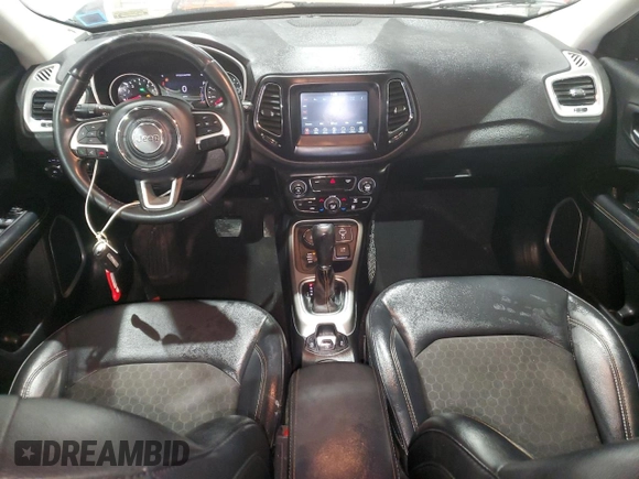 2020 Jeep Compass Latitude z VIN 3C4NJDBB3LT244287, wystawiony jako Copart lot #57587395 z przebiegiem 53 063 mil mil oraz Czysty tytuł • Clean title. Historia ofert i sprzedaży dostępna na DreamBid. Obrazek 8.