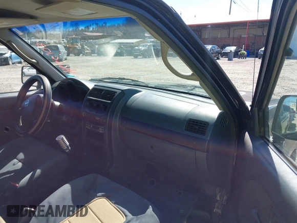 2004 Nissan Frontier XE z VIN 1N6DD26TX4C413726, wystawiony jako IAAI lot #41666103 z przebiegiem 174 077 mil mil oraz . Historia ofert i sprzedaży dostępna na DreamBid. Obrazek 5.