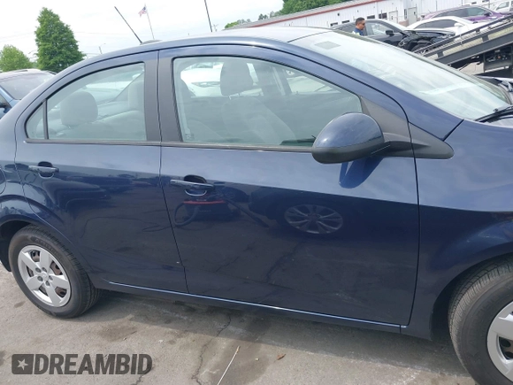 2015 Chevrolet Sonic LS z VIN 1G1JA5SH2F4114299, wystawiony jako IAAI lot #42078790 z przebiegiem 112 719 mil mil oraz . Historia ofert i sprzedaży dostępna na DreamBid. Obrazek 13.