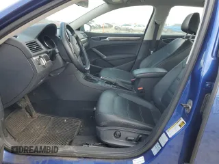 2017 Volkswagen Passat SE z VIN 1VWBT7A34HC005632, wystawiony jako Copart lot #54880335 z przebiegiem 67 425 mil mil oraz Szkoda całkowita • Salvage title. Historia ofert i sprzedaży dostępna na DreamBid. Obrazek 7.