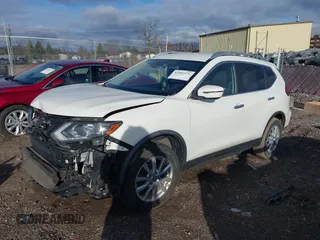 2020 Nissan Rogue SV z VIN JN8AT2MV3LW138117, wystawiony jako IAAI lot #41902231 z przebiegiem 131 746 mil mil oraz . Historia ofert i sprzedaży dostępna na DreamBid. Obrazek 2.