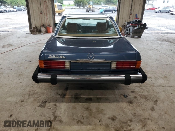 1983 Mercedes-Benz 380 SL z VIN WDBBA45A0DB019574, wystawiony jako Copart lot #73357504 z przebiegiem 56 150 mil mil oraz Czysty tytuł • Clean title. Historia ofert i sprzedaży dostępna na DreamBid. Obrazek 6.