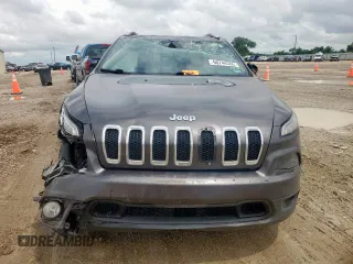 2018 Jeep Cherokee Latitude Plus z VIN 1C4PJLLX5JD557003, wystawiony jako Copart lot #60744585 z przebiegiem Nie podano mil oraz Szkoda całkowita • Salvage title. Historia ofert i sprzedaży dostępna na DreamBid. Obrazek 5.