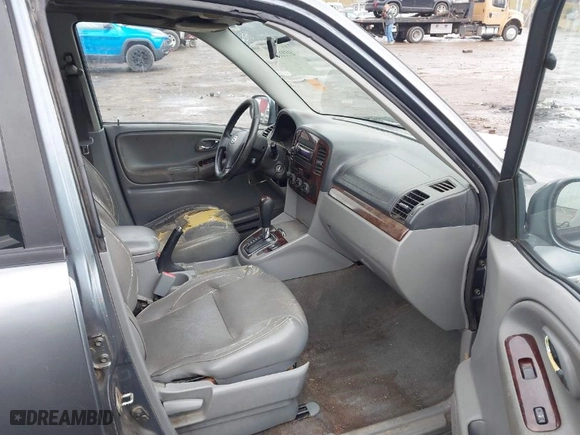 2005 Suzuki XL-7 LX with VIN JS3TY92V054102693, listed as a IAAI auction lot 41502628 with 253,467 mi miles. Bid and sale history available at carsss.com. Image 5.