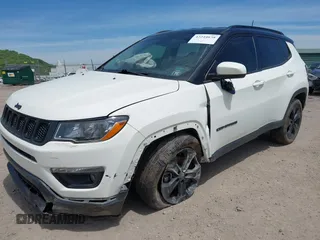 2019 Jeep Compass Latitude z VIN 3C4NJDBB1KT629829, wystawiony jako IAAI lot #42244638 z przebiegiem 111 566 mil mil oraz . Historia ofert i sprzedaży dostępna na DreamBid. Obrazek 6.