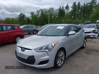 2016 Hyundai Veloster z VIN KMHTC6AD2GU277109, wystawiony jako IAAI lot #42312969 z przebiegiem 132 899 mil mil oraz . Historia ofert i sprzedaży dostępna na DreamBid. Obrazek 2.
