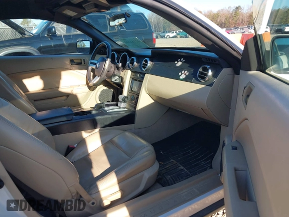 2006 Ford Mustang Standard z VIN 1ZVFT84N365188981, wystawiony jako IAAI lot #41144444 z przebiegiem 138 311 mil mil oraz . Historia ofert i sprzedaży dostępna na DreamBid. Obrazek 5.