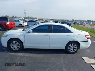 2007 Toyota Camry CE z VIN 4T1BE46K27U670867, wystawiony jako IAAI lot #42398921 z przebiegiem 142 655 mil mil oraz . Historia ofert i sprzedaży dostępna na DreamBid. Obrazek 14.
