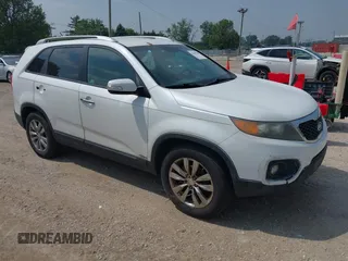 2011 Kia Sorento EX z VIN 5XYKUDA20BG052875, wystawiony jako IAAI lot #42455565 z przebiegiem 190 071 mil mil oraz . Historia ofert i sprzedaży dostępna na DreamBid. Obrazek 1.