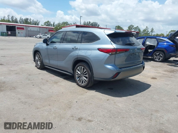 2022 Toyota Highlander Platinum z VIN 5TDFZRBHXNS175366, wystawiony jako IAAI lot #42149787 z przebiegiem 32 235 mil mil oraz . Historia ofert i sprzedaży dostępna na DreamBid. Obrazek 3.
