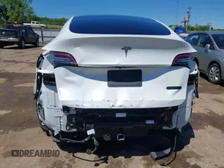 2020 Tesla Model Y Long Range z VIN 5YJYGDEE0LF035248, wystawiony jako IAAI lot #42162191 z przebiegiem 115 533 mil mil oraz . Historia ofert i sprzedaży dostępna na DreamBid. Obrazek 17.