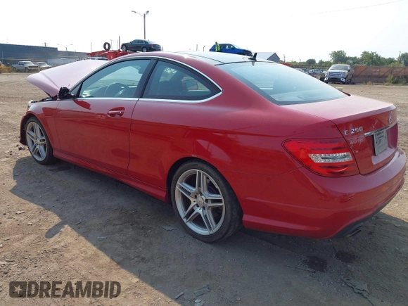 2013 Mercedes-Benz C 250 z VIN WDDGJ4HBXDG075123, wystawiony jako IAAI lot #40342097 z przebiegiem 129 156 mil mil oraz . Historia ofert i sprzedaży dostępna na DreamBid. Obrazek 3.