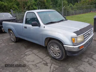 1993 Toyota T100 DX z VIN JT4VD10AXP0011610, wystawiony jako IAAI lot #42393197 z przebiegiem 238 031 mil mil oraz . Historia ofert i sprzedaży dostępna na DreamBid. Obrazek 1.