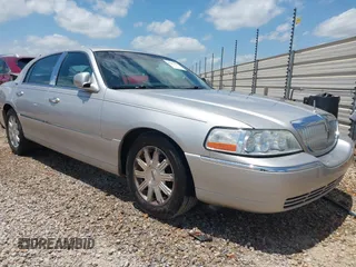 2010 Lincoln Town Car Signature Limited z VIN 2LNBL8CV1AX619100, wystawiony jako IAAI lot #42297471 z przebiegiem 203 410 mil mil oraz . Historia ofert i sprzedaży dostępna na DreamBid. Obrazek 1.