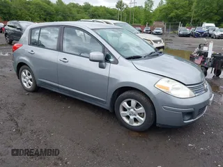 2009 Nissan Versa S z VIN 3N1BC13E19L473132, wystawiony jako IAAI lot #42349859 z przebiegiem 122 272 mil mil oraz . Historia ofert i sprzedaży dostępna na DreamBid. Obrazek 1.