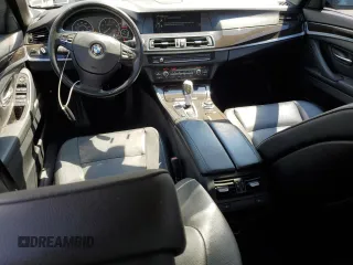 2013 BMW 5 Series 528i xDrive z VIN WBAXH5C54DDW15724, wystawiony jako Copart lot #64254645 z przebiegiem 91 958 mil mil oraz Czysty tytuł • Clean title. Historia ofert i sprzedaży dostępna na DreamBid. Obrazek 8.