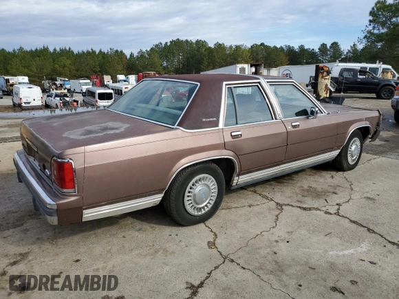 1989 Ford Crown Victoria z VIN 2FABP74F3KX157785, wystawiony jako Copart lot #84102954 z przebiegiem 68 996 mil mil oraz Czysty tytuł • Clean title. Historia ofert i sprzedaży dostępna na DreamBid. Obrazek 3.