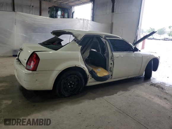 2005 Chrysler 300 300 z VIN 2C3AA43R35H584162, wystawiony jako Copart lot #57164895 z przebiegiem Nie podano mil oraz Szkoda całkowita • Salvage title. Historia ofert i sprzedaży dostępna na DreamBid. Obrazek 3.