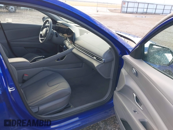 2024 Hyundai Elantra SEL z VIN KMHLM4DG5RU823587, wystawiony jako IAAI lot #42475697 z przebiegiem 27 753 mil mil oraz . Historia ofert i sprzedaży dostępna na DreamBid. Obrazek 5.