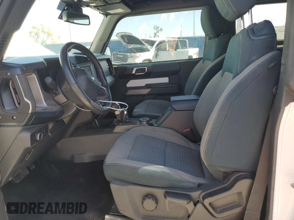 2022 Ford Bronco z VIN 1FMDE5AHXNLB15534, wystawiony jako Copart lot #55358795 z przebiegiem 45 730 mil mil oraz Szkoda całkowita • Salvage title. Historia ofert i sprzedaży dostępna na DreamBid. Obrazek 7.