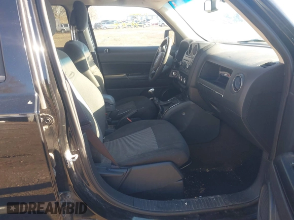 2016 Jeep Patriot Sport z VIN 1C4NJPBA6GD575594, wystawiony jako IAAI lot #41781693 z przebiegiem Nie podano mil oraz . Historia ofert i sprzedaży dostępna na DreamBid. Obrazek 5.
