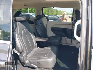 2020 Chrysler Pacifica Touring L Plus z VIN 2C4RC1EG5LR203664, wystawiony jako IAAI lot #42088493 z przebiegiem 104 745 mil mil oraz . Historia ofert i sprzedaży dostępna na DreamBid. Obrazek 8.