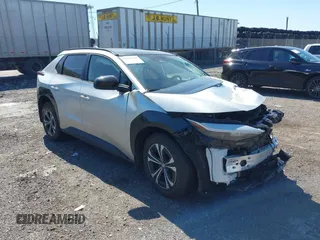 2024 Toyota bZ4X XLE z VIN JTMABACA3RA087070, wystawiony jako IAAI lot #42135035 z przebiegiem 17 498 mil mil oraz . Historia ofert i sprzedaży dostępna na DreamBid. Obrazek 1.