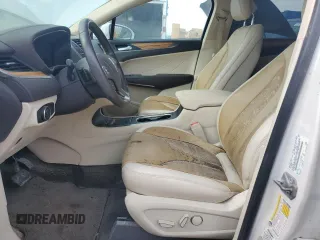 2015 Lincoln MKC z VIN 5LMCJ1A94FUJ19967, wystawiony jako Copart lot #58873665 z przebiegiem Nie podano mil oraz Szkody całkowita. Historia ofert i sprzedaży dostępna na DreamBid. Obrazek 7.