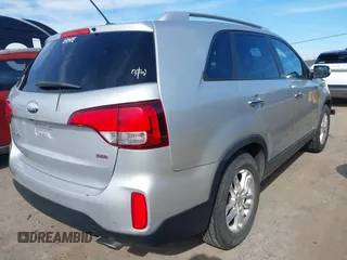 2014 Kia Sorento LX z VIN 5XYKTCA68EG438951, wystawiony jako IAAI lot #41702601 z przebiegiem 186 637 mil mil oraz . Historia ofert i sprzedaży dostępna na DreamBid. Obrazek 4.
