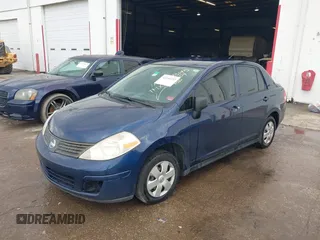 2009 Nissan Versa 1.6 z VIN 3N1CC11E69L483145, wystawiony jako IAAI lot #42240252 z przebiegiem 136 776 mil mil oraz . Historia ofert i sprzedaży dostępna na DreamBid. Obrazek 2.