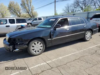 2004 Lincoln Town Car Ultimate L z VIN 1LNHM85WX4Y622241, wystawiony jako Copart lot #52043985 z przebiegiem 74 122 mil mil oraz Szkoda całkowita • Salvage title. Historia ofert i sprzedaży dostępna na DreamBid. Obrazek 1.