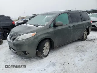 2013 Toyota Sienna XLE z VIN 5TDDK3DC1DS054184, wystawiony jako Copart lot #44821285 z przebiegiem 214 218 mil mil oraz Nie do naprawy • Non repairable. Historia ofert i sprzedaży dostępna na DreamBid. Obrazek 1.
