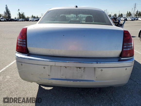 2005 Chrysler 300 300C AWD z VIN 2C3AK63H85H671717, wystawiony jako Copart lot #50369505 z przebiegiem 203 099 mil mil oraz Szkoda całkowita • Salvage title. Historia ofert i sprzedaży dostępna na DreamBid. Obrazek 6.