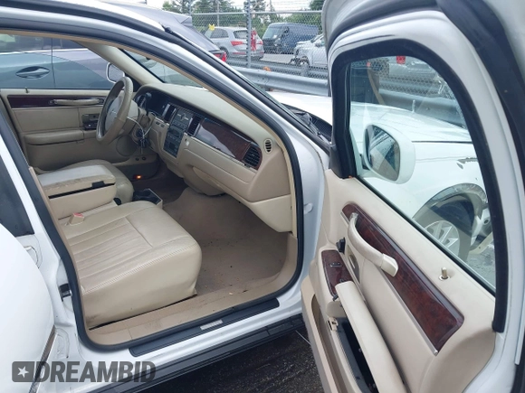 2007 Lincoln Town Car Signature с VIN 1LNHM81W77Y607433, выставлен на аукционе IAAI как лот 42344423 с пробегом 190 760 миль миль и . История ставок и продаж доступна на DreamBid. Изображение 5.