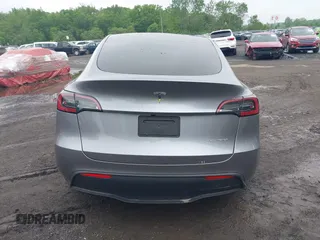 2024 Tesla Model Y Long Range z VIN 7SAYGDEE7RA300756, wystawiony jako IAAI lot #41922910 z przebiegiem 4 262 mil mil oraz . Historia ofert i sprzedaży dostępna na DreamBid. Obrazek 17.