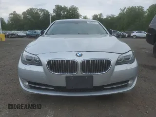 2013 BMW 5 Series 528i xDrive z VIN WBAXH5C54DD115031, wystawiony jako Copart lot #59045935 z przebiegiem 183 658 mil mil oraz Tytuł czysty. Historia ofert i sprzedaży dostępna na DreamBid. Obrazek 5.