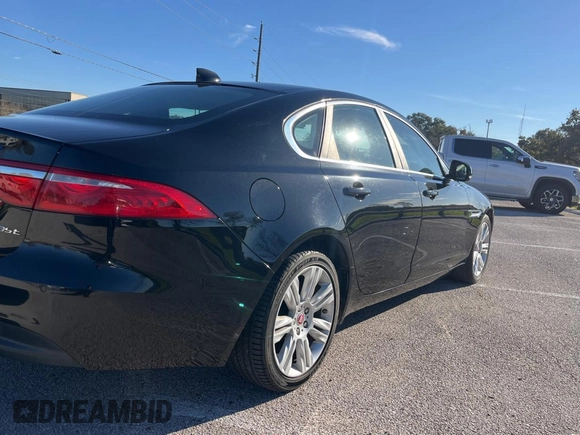 2016 Jaguar XF 35t Premium z VIN SAJBD4BV9GCY06832, wystawiony jako Copart lot #43858405 z przebiegiem 59 691 mil mil oraz Czysty tytuł • Clean title. Historia ofert i sprzedaży dostępna na DreamBid. Obrazek 4.