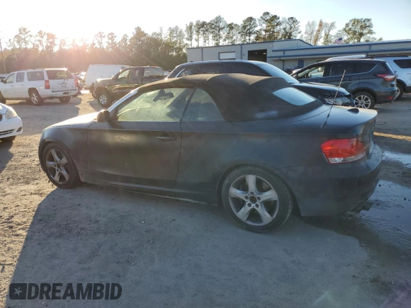 2008 BMW 1 Series 135i z VIN WBAUN93588VF55047, wystawiony jako Copart lot #76949664 z przebiegiem 77 028 mil mil oraz Szkody całkowita. Historia ofert i sprzedaży dostępna na DreamBid. Obrazek 2.