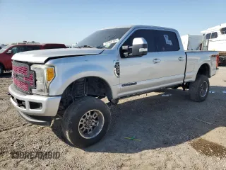 2017 Ford F-250 Lariat z VIN 1FT7W2BT1HEE41733, wystawiony jako Copart lot #51968765 z przebiegiem 233 972 mil mil oraz Szkoda całkowita • Salvage title. Historia ofert i sprzedaży dostępna na DreamBid. Obrazek 1.