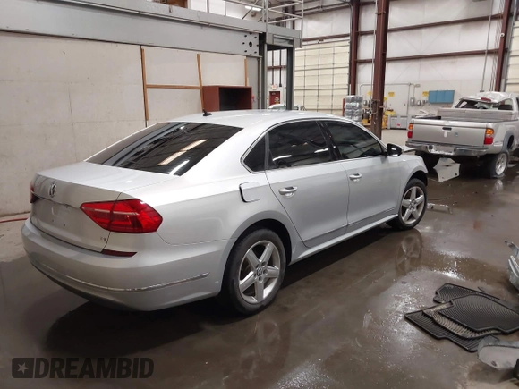 2016 Volkswagen Passat S z VIN 1VWAS7A30GC013577, wystawiony jako IAAI lot #42231654 z przebiegiem 84 918 mil mil oraz . Historia ofert i sprzedaży dostępna na DreamBid. Obrazek 4.