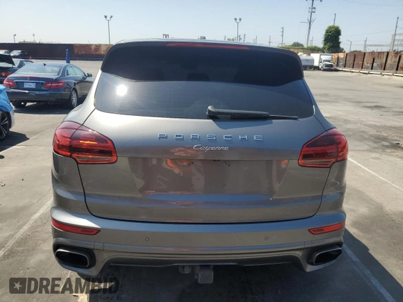 2016 Porsche Cayenne z VIN WP1AA2A22GKA08076, wystawiony jako Copart lot #55059565 z przebiegiem 71 521 mil mil oraz Szkoda całkowita • Salvage title. Historia ofert i sprzedaży dostępna na DreamBid. Obrazek 6.